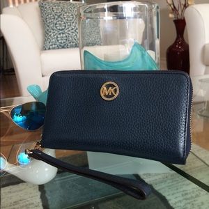 Michael Kors wallet 💯% authentic!!